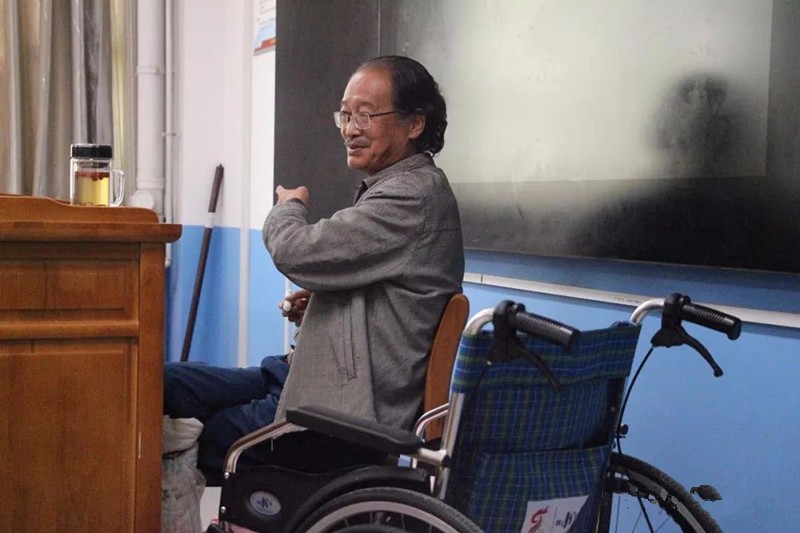 点赞!渭师院:轮椅上的三尺讲台,指尖上的谆谆教导