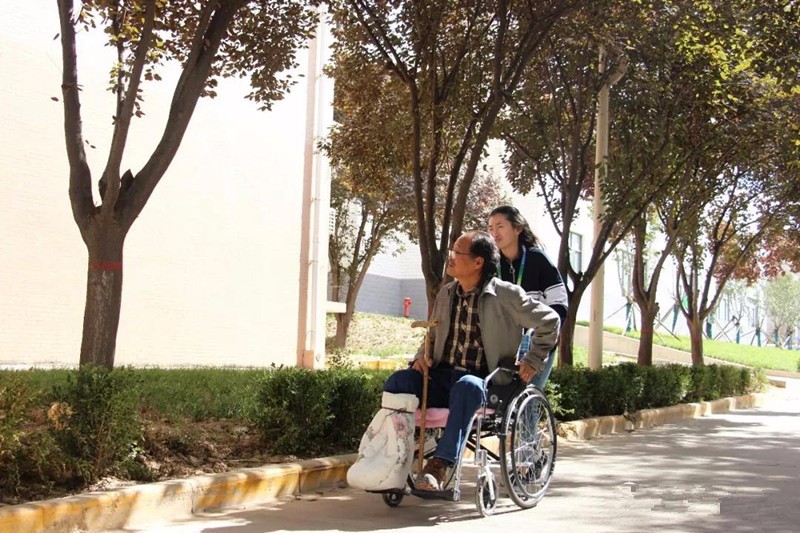 点赞!渭师院:轮椅上的三尺讲台,指尖上的谆谆教导