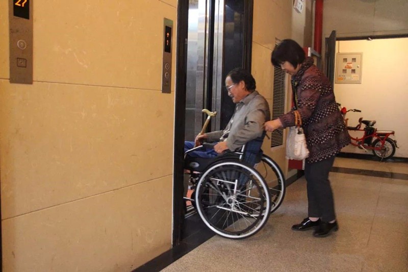 点赞!渭师院:轮椅上的三尺讲台,指尖上的谆谆教导