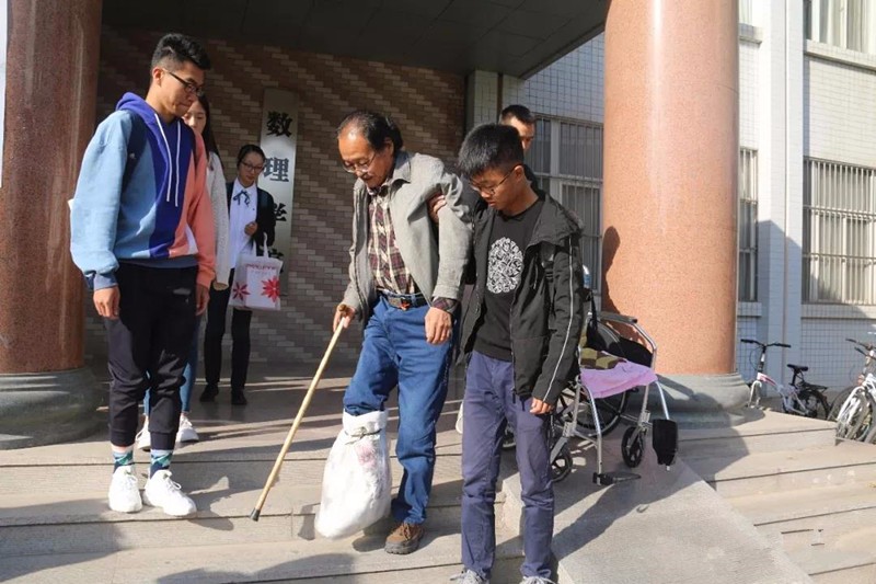 点赞!渭师院:轮椅上的三尺讲台,指尖上的谆谆教导