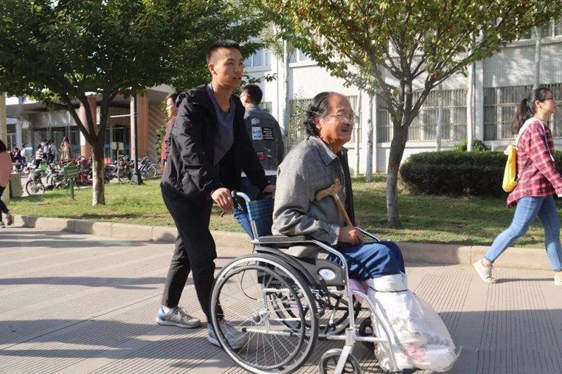 点赞!渭师院:轮椅上的三尺讲台,指尖上的谆谆教导