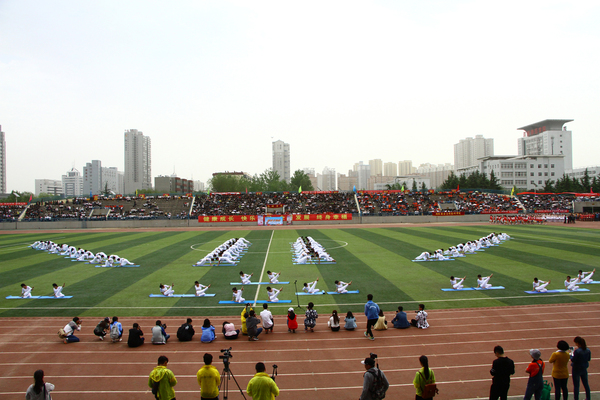 4月19日上午,渭南师范学院2017年体育文化节暨田径场运动会拉开序幕